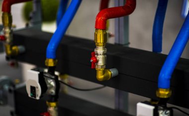 Akıllı üretim arka planında top valfleri olan ısıtma sisteminin fıçı boruları