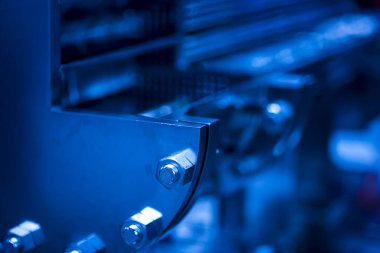 Açık mavi sahnedeki silindir bloğunun yakın plan görüntüsü.