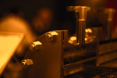 Açık mavi sahnedeki silindir bloğunun yakın plan görüntüsü.