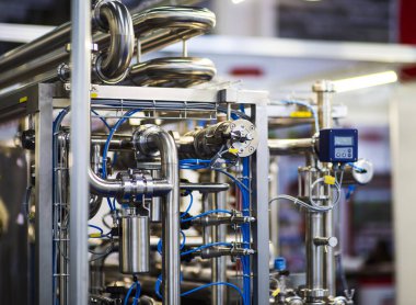 Akıllı üretim arka planında top valfleri olan ısıtma sisteminin fıçı boruları