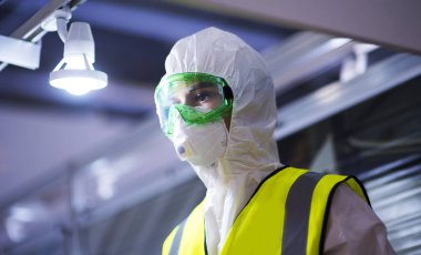 Koronavirüs 2020 Covid 'e karşı korunmak için koruyucu gözlüklü ve koruyucu kostümlü aptal..