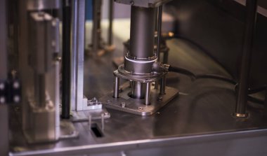 Açık mavi sahnedeki silindir bloğunun yakın plan görüntüsü.