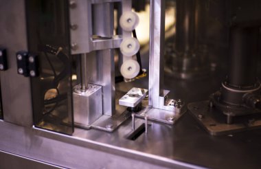 Bir CNC değirmen makinası metal endüstrisini yönetiyor