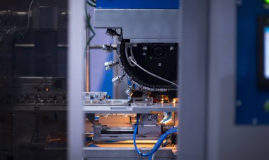 Plastik şişe yığınını taşıma hattına geri dönüştür. Plastik geri dönüşüm endüstrisi çöp veya atık plastiğini geri dönüşüm kutusundan işe yarar ürünlere geri dönüştürüyor. Geri dönüşüm fabrikasında kullanılmış malzeme yığını