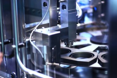 Bir CNC değirmen makinası metal endüstrisini yönetiyor