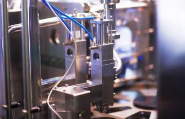 Bir CNC değirmen makinası metal endüstrisini yönetiyor