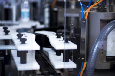 ilaç ambalaj üretim hattı konveyör imalatı eczane Fabrikası'nda. Zorlu koşullar otantik vurulmuş. Belki biraz bulanık.