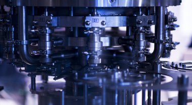 Bir CNC değirmen makinası metal endüstrisini yönetiyor