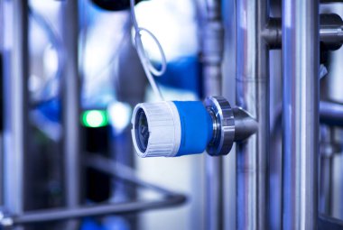 Akıllı üretim arka planında top valfleri olan ısıtma sisteminin fıçı boruları