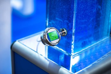 Enerji santralindeki sanayi bölgesinde ölçüm yapmak için ısı sensörü