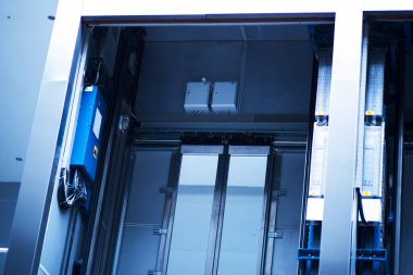 Asansör şaftındaki kaynak asansörleri..