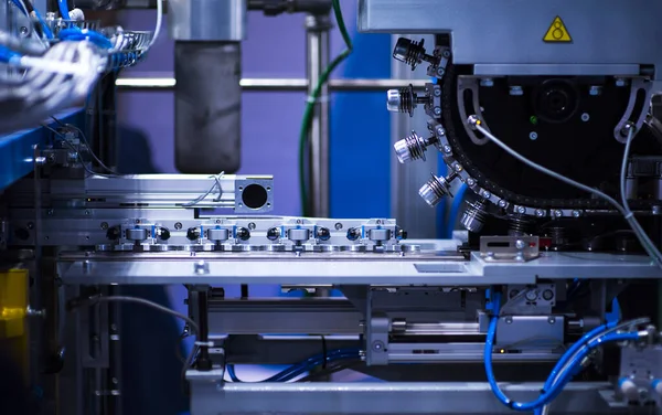 Bir CNC değirmen makinası metal endüstrisini yönetiyor