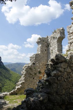 Eski bir kale kalıntıları