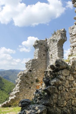 Eski bir kale kalıntıları