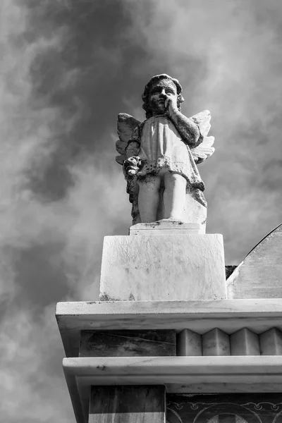 Anjo preto e céu — Fotografia de Stock