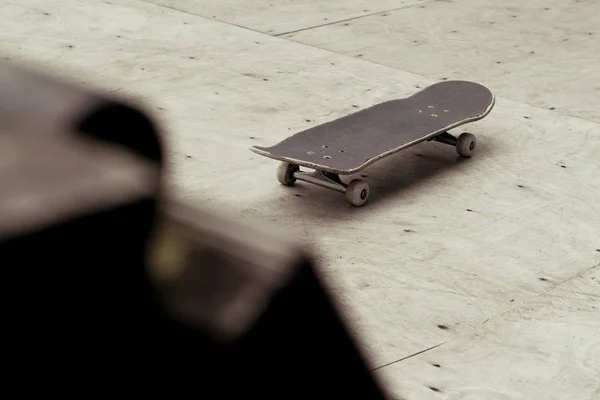 Patinaje solitario en la mini rampa — Foto de Stock