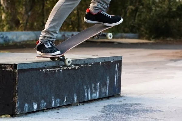 Skate grind at skatepark — Stock Photo, Image