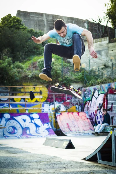 Skatista fazer frontside flip — Fotografia de Stock