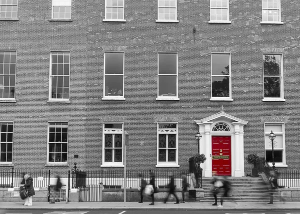 Porta rossa in strada — Foto Stock