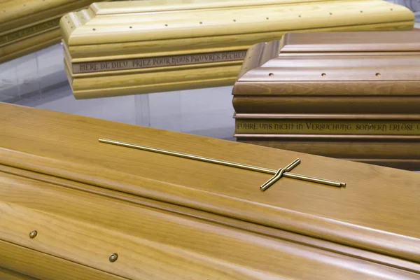 Caixão funerário de madeira — Fotografia de Stock