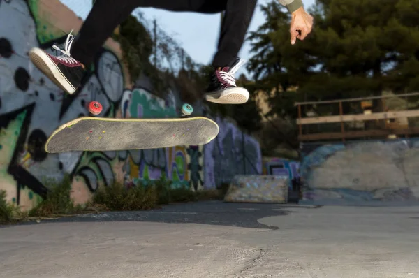 スケート大きなキックフ リップ — ストック写真