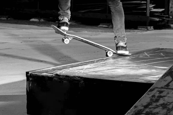 Skateboarding grind street — Zdjęcie stockowe