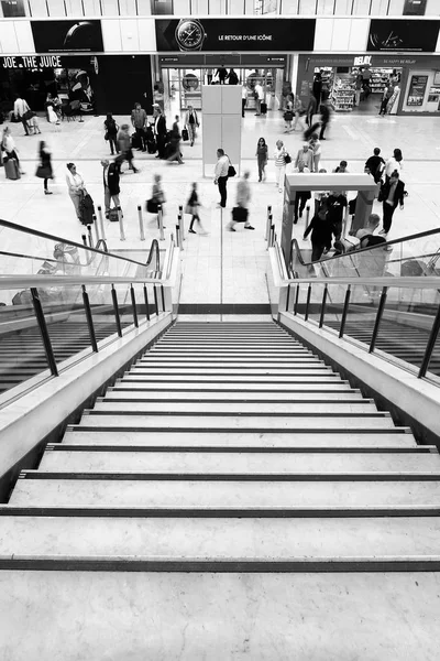 Flughafentreppe und Menschen — Stockfoto