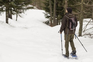karlı dağda insanlar