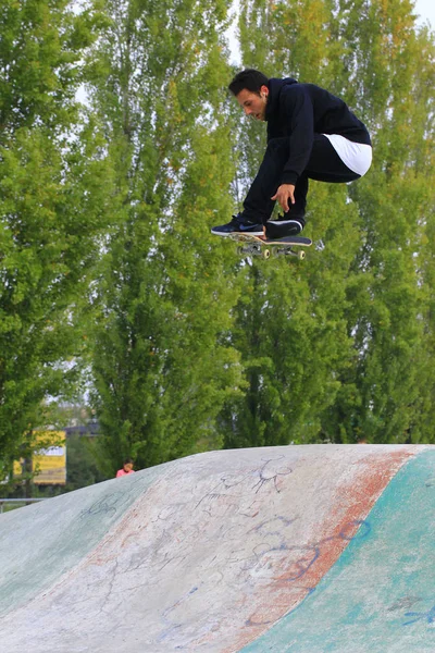 Grande ollie com skate — Fotografia de Stock