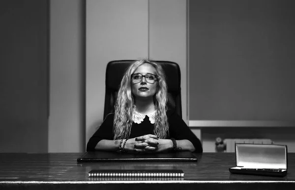 Menina de negócios funerária — Fotografia de Stock