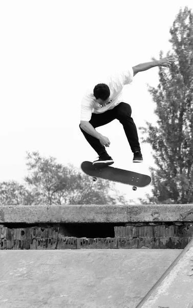 Skater flip sprong — Stockfoto