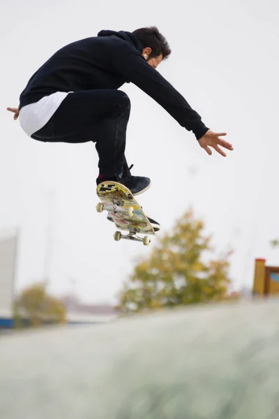 滑板少年跳跃 — 图库照片