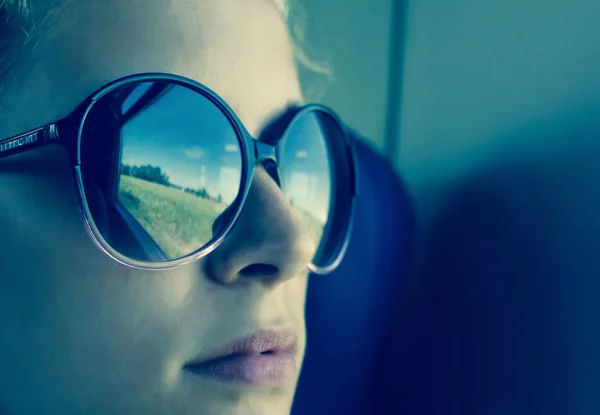 Travel glasses reflect