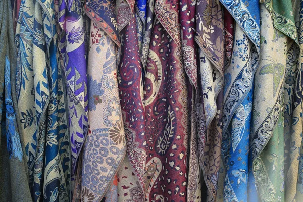 Zarif ipek eşarplar