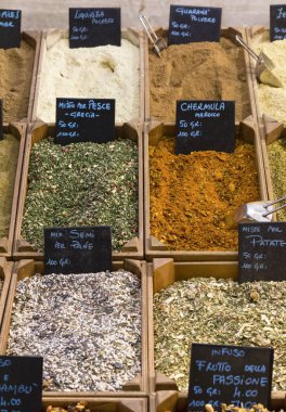 Hint çok renkli baharatlı