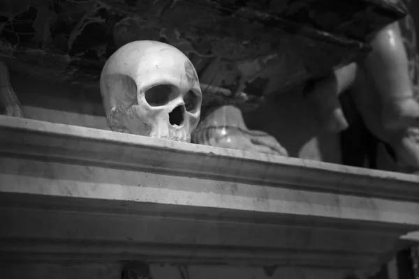 Calavera en un monumento funerario — Foto de Stock