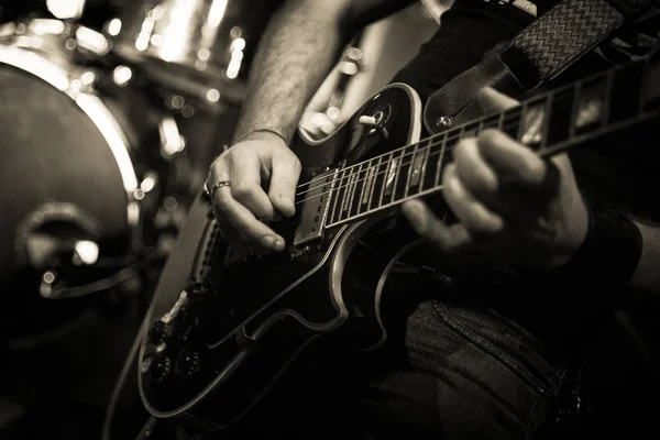 De handen van de gitarist — Stockfoto