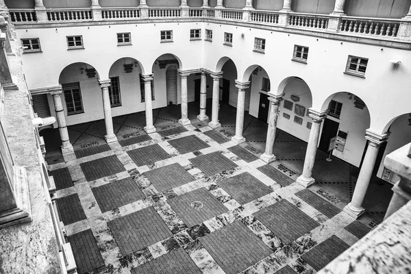 Η εσωτερική αυλή από το Palazzo Ducale της Γένοβας — Φωτογραφία Αρχείου