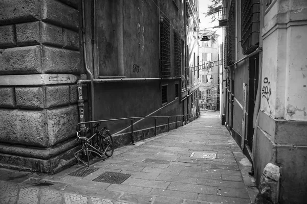 Vicolo di genova con bicicletta — Foto Stock