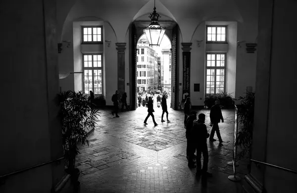 ジェノヴァのドゥカーレ宮殿への入り口の人 — ストック写真