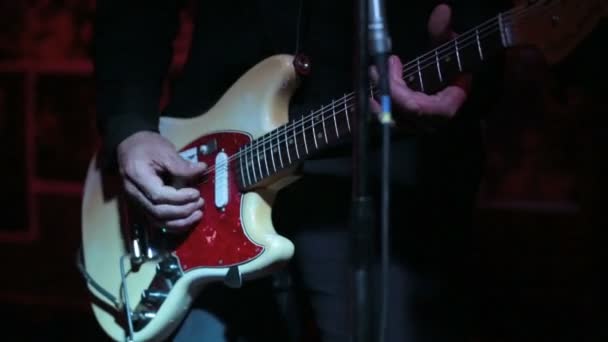 Detail Van Een Muzikant Bij Het Afspelen Van Een Gitaar — Stockvideo