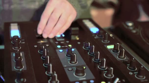 プロのサウンド エンジニアのライブ パフォーマンスは 手調整音圧レベルのカーソル — ストック動画