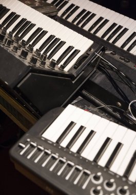 Eski synthesizer araç