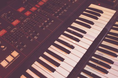 Eski synthesizer araç