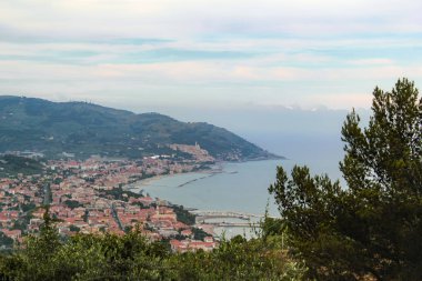 Diano marinasının Ligurian kıyısındaki panorama