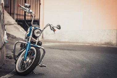 Harley Davidson tarzı motosiklet yolda.