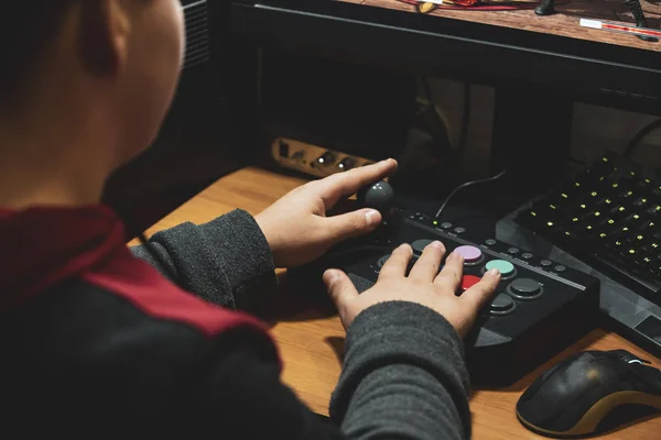 Spelen met arcade met vintage video games — Stockfoto