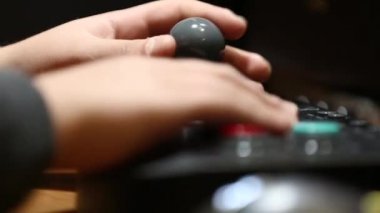 Antika video oyunları oynamak için atari salonunun renkli tuşuna basan çocuk