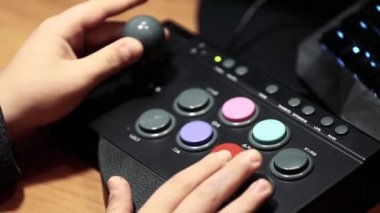 Klasik bir video oyunu oturumu sırasında atari pedi kullanan eller