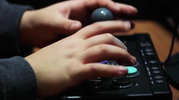 mains à l'aide d'un bloc d'arcade lors d'une session de jeu vidéo vintage 